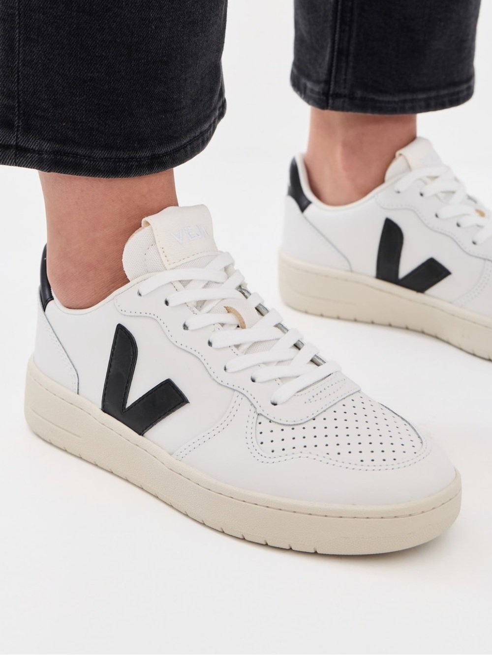 Veja V-10 Women’s Lace Up Leather Sneakers - Size US 8